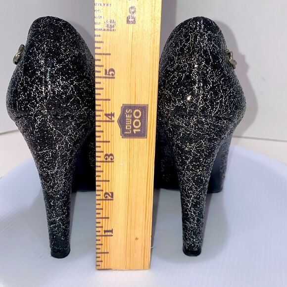 Chanel Escarpins Black & Silver Textured Leather Cap Toe CC Logo Pumps MSRP $895 - Picture 13 of 17
